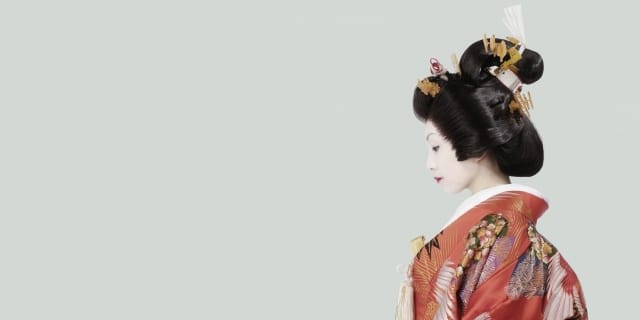 Maiko walking on Hanamikoji Street