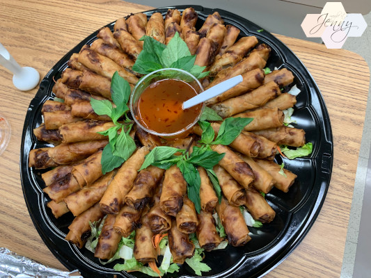 Delicious and fresh chicken spring rolls from Fort Street Cafe in Honolulu