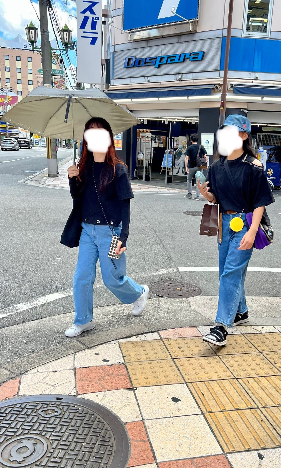 Street fashion image of a mother and daughter in Osaka with coordinated outfits, further illustrating the osoroi trend among family members.