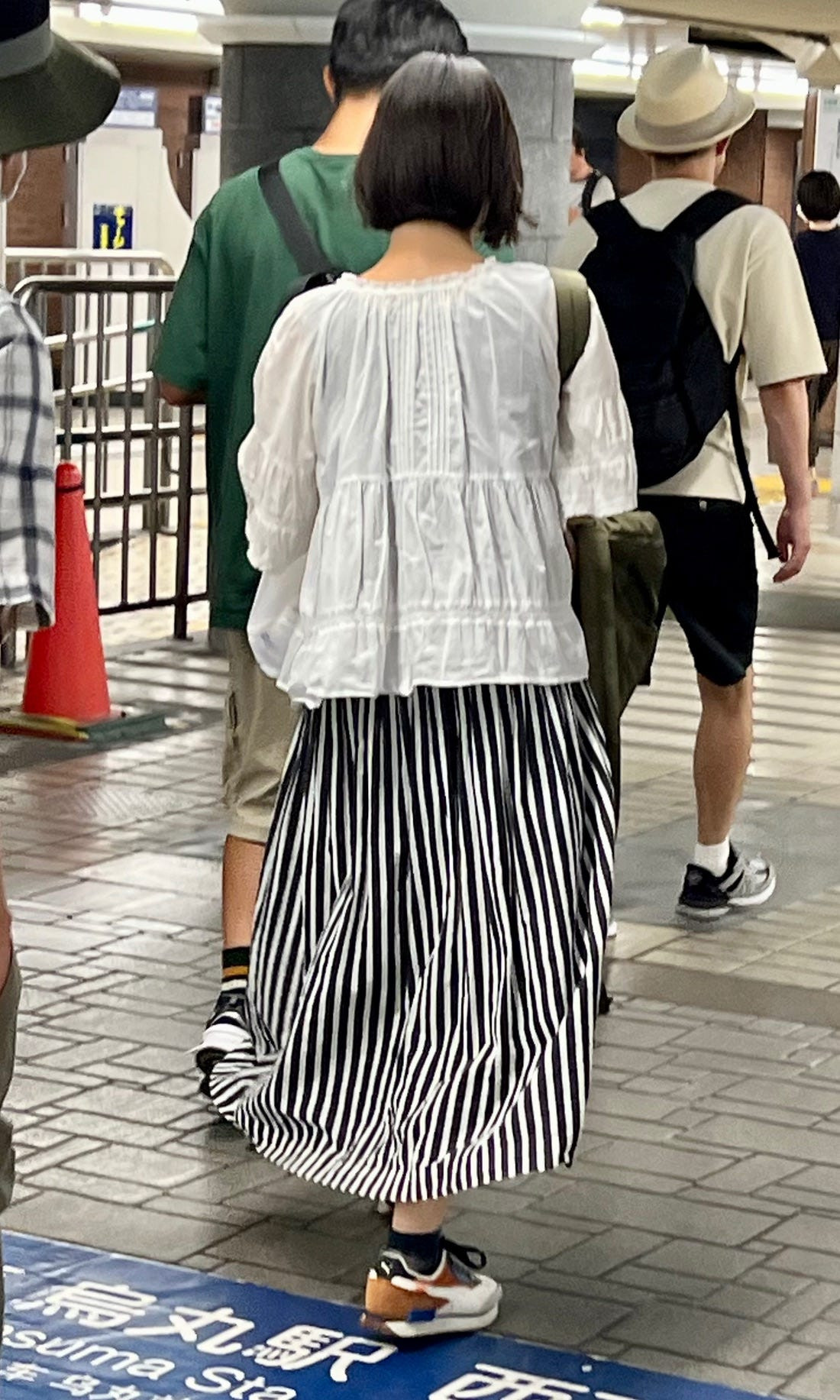 Japanese street fashion image featuring a person in a billowing skirt and top, highlighting the trend of loose and flowing garments.