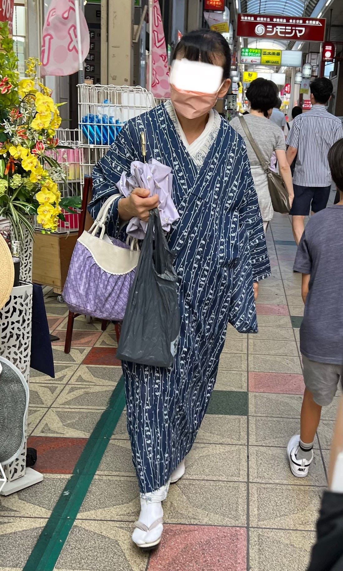 Kyoto street style image of a woman wearing a beautiful yukata, showcasing traditional Japanese clothing in modern street fashion.