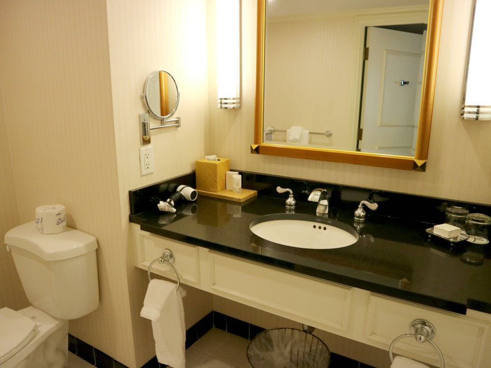 Orchard Hotel Bathroom with Bathtub and Shower