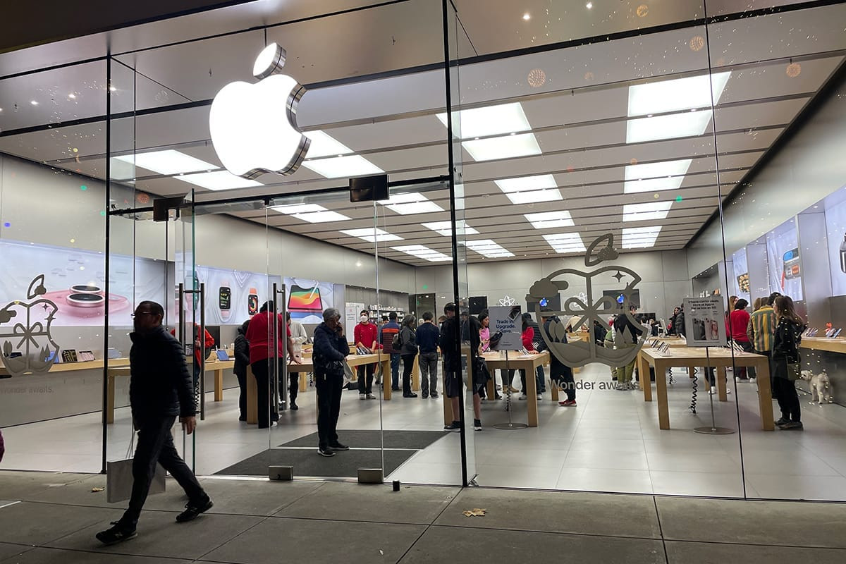 Image depicting police activity at the Berkeley Apple Store following a previous theft incident, with caution tape visible.