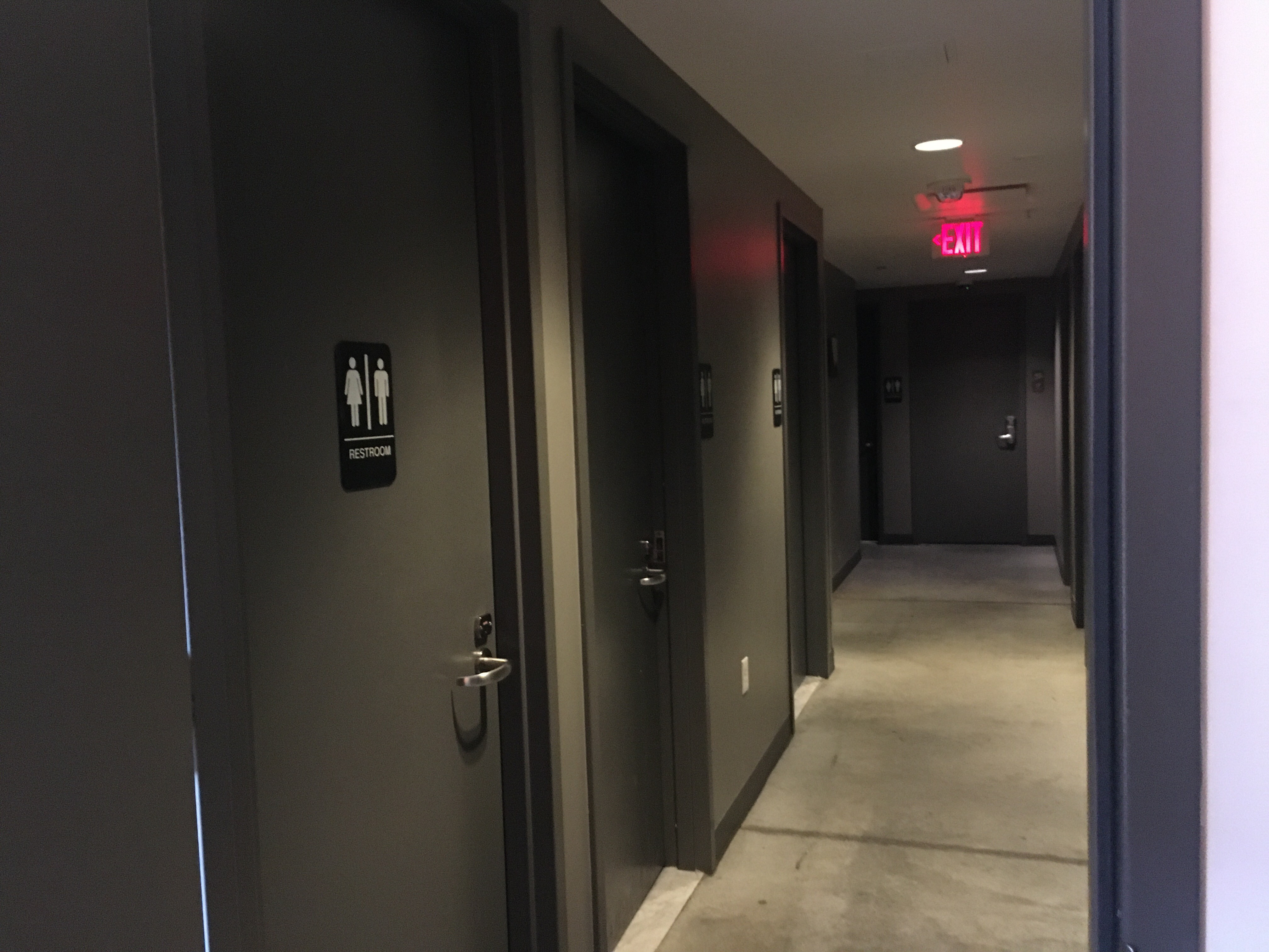 4th floor bathrooms – HI Boston (2023)