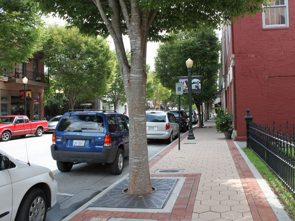 Banners hanging from lampposts commemorate New Bern's 300th anniversary. Across the street is an example of Middle Street's mixed-use buildings with street-level storefronts with living accommodations above.
