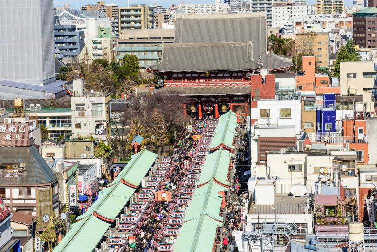 The iconic Kaminarimon Gate marks the traditional entrance to Nakamise-dori street in Asakusa, Tokyo.